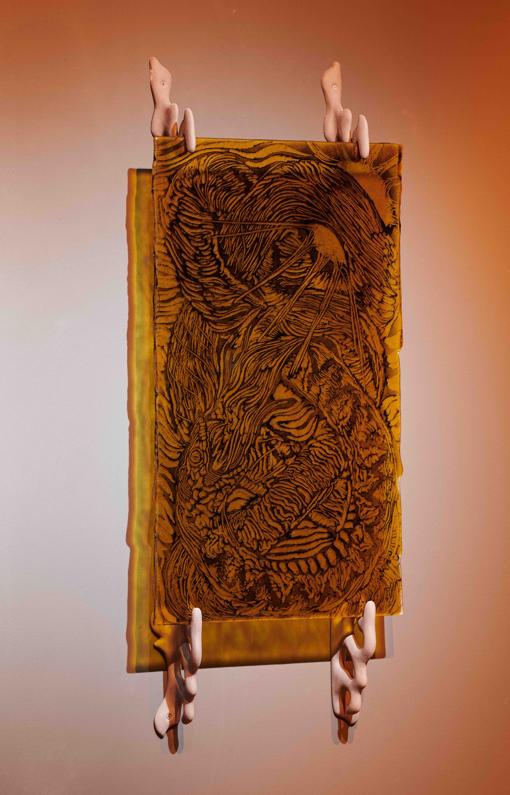 Glassbilde. Orm spiser sin egen hale. Fra utstillingen Oil Nebula av Linda Morell i S12 Galleri og Verksted.