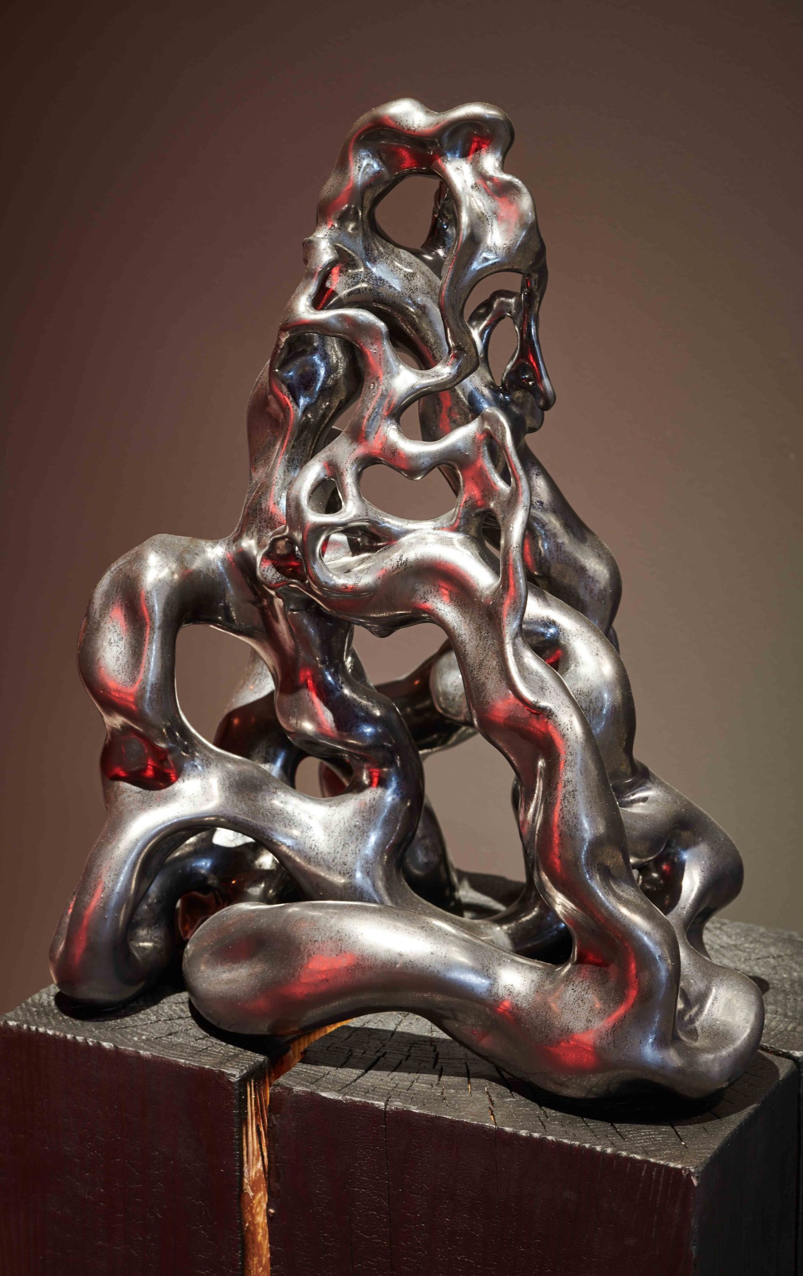 Glasert sølvfarget keramikkskulptur. Fra utstillingen Oil Nebula av Linda Morell i S12 Galleri og Verksted.