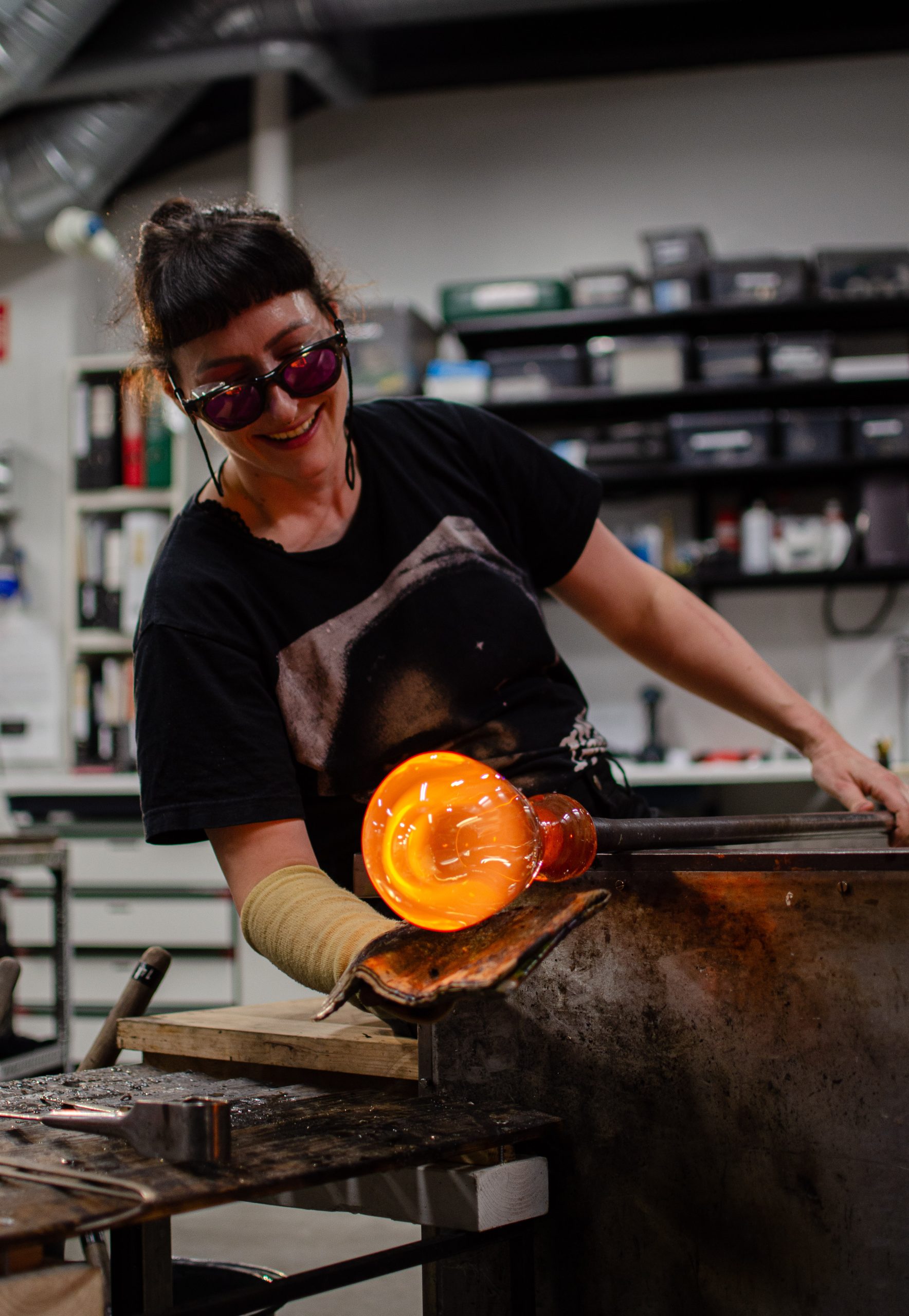 Matilda Kästel blowing glass